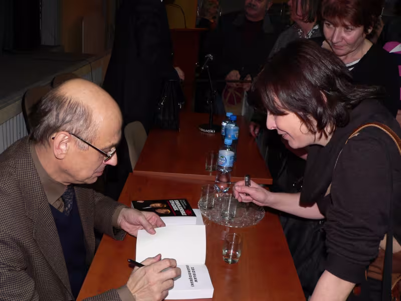 Podp[isywanie książki