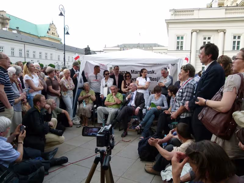 Antoni Macierewicz pod namiotem s2010