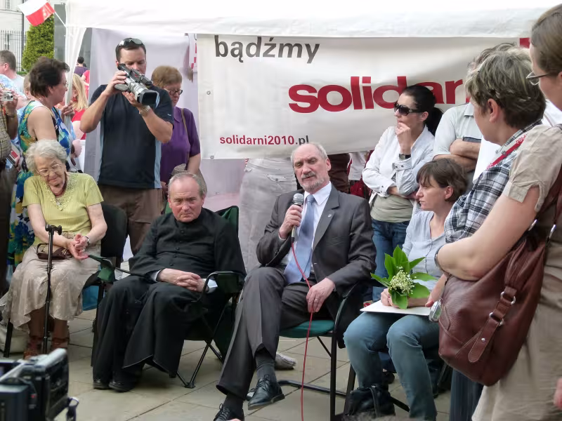 Antoni Macierewicz pod namiotem s2010