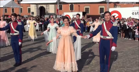 Embedded thumbnail for Czas Poloneza na placu Zamkowym - w rocznicę uchwalenia Konstytucji 3 Maja