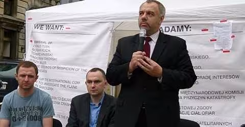 Embedded thumbnail for Współpracownicy Lecha Kaczyńskiego pod namiotem Solidarnych 2010